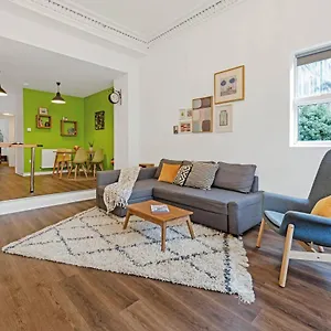 Cheerful Stays: Spacious Flat In Vibrant Leith Apartment