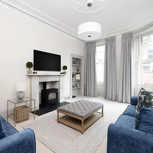 Stylish 3-bedroom Getaway Apartment