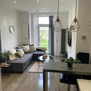 Stylish & Comfortable Ground Floor House - Main Door Private Entrance - Free Parking & Garden Apartment