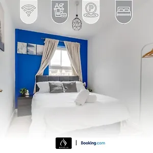 2 Bed House By Boyeilles Short Lets & Serviced With Balcony & Free Parking , Belfast United Kingdom